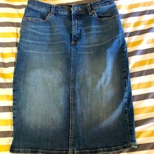 Gap jeans skirt. Used size 2